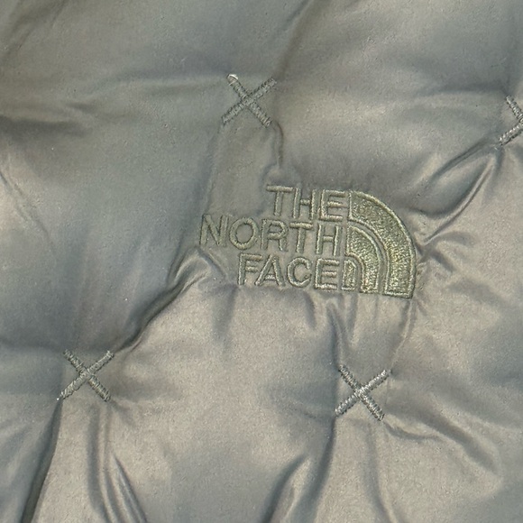 The North Face woman's Holladown Sustainable 550 Down Puffer NAVY SIZE LARGE. - Picture 5 of 10